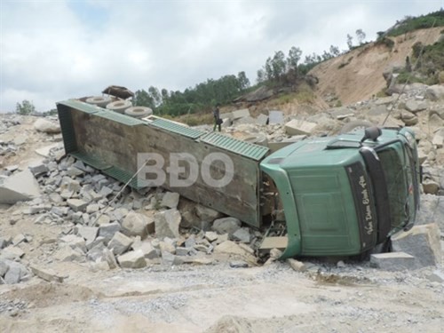 Đang vào bãi khai thác, xe chở đá lật đè chết một công nhân - Ảnh 1.