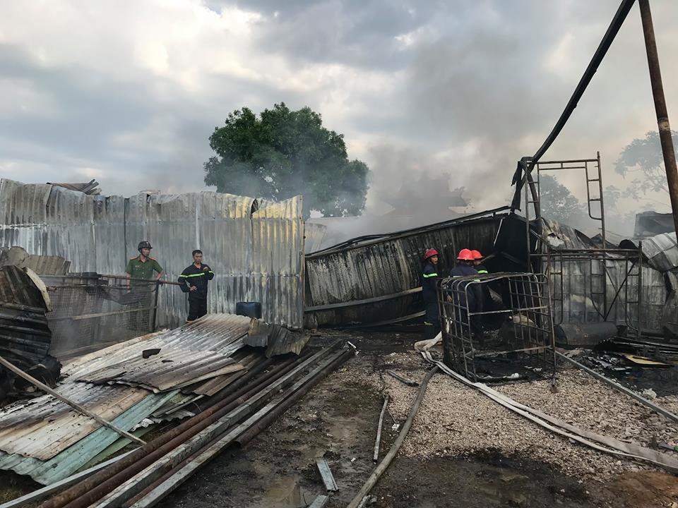 Kho phế liệu ở Bình Dương phát hỏa bị thiêu rụi hoàn toàn, nhiều người dân tháo chạy - Ảnh 2.