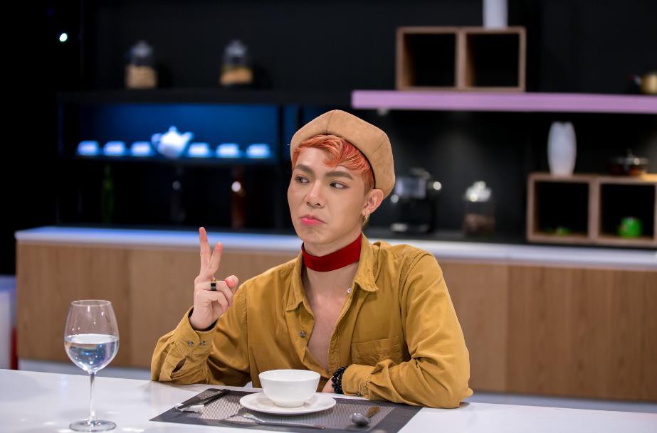 Erik tiếp tục diện style nữ tính, điệu đà đi quay show cùng Min - Ảnh 3.