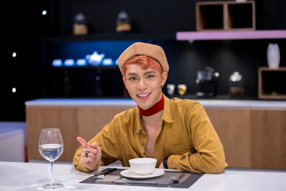 Erik tiếp tục diện style nữ tính, điệu đà đi quay show cùng Min - Ảnh 4.