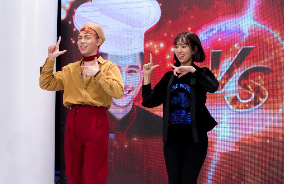 Erik tiếp tục diện style nữ tính, điệu đà đi quay show cùng Min - Ảnh 5.
