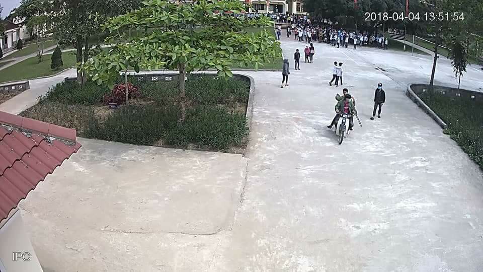 Triệu tập 4 thanh niên mang hung khí, điều khiển xe máy lao vào trường hành hung học sinh - Ảnh 1. Triệu tập 4 thanh niên mang hung khí, điều khiển xe máy lao vào trường hành hung học sinh - Ảnh 1.