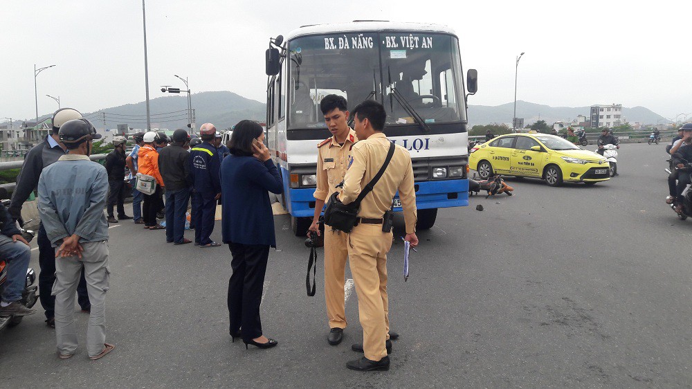 Đà Nẵng: Xe khách va chạm với xe máy, người đàn ông chết thảm trên cầu vượt 3 tầng - Ảnh 2. Đà Nẵng: Xe khách va chạm với xe máy, người đàn ông chết thảm trên cầu vượt 3 tầng - Ảnh 2.