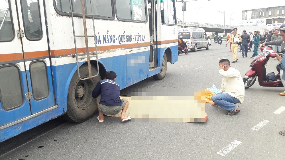 Đà Nẵng: Xe khách va chạm với xe máy, người đàn ông chết thảm trên cầu vượt 3 tầng - Ảnh 4. Đà Nẵng: Xe khách va chạm với xe máy, người đàn ông chết thảm trên cầu vượt 3 tầng - Ảnh 4.