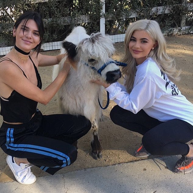 Kendall và Kylie - Cặp chị em tình thương mến thương với loạt khoảnh khắc đáng yêu nhất Instagram - Ảnh 6.