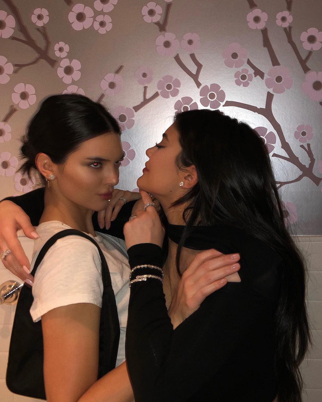 Những khoảnh khắc khoe tình chị em siêu dễ thương của Kendall và Kylie trên Instagram. - Ảnh 8. Những khoảnh khắc khoe tình chị em siêu dễ thương của Kendall và Kylie trên Instagram. - Ảnh 8.