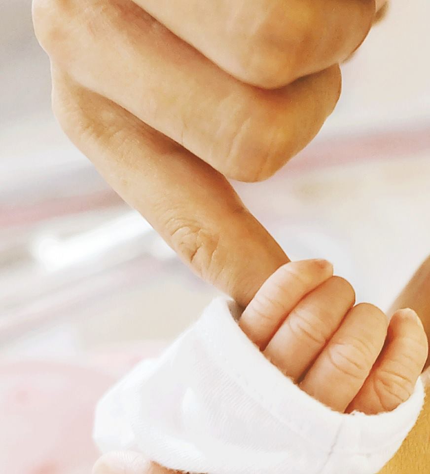 Hé lộ hình ảnh đầu tiên của con gái đầu lòng nhà Tú Vi - Văn Anh - Ảnh 2.