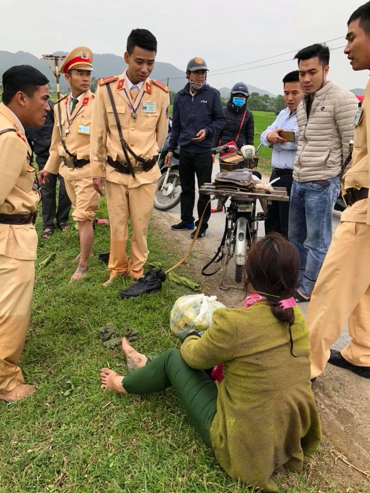 Ngã xuống mương nước, người phụ nữ được 4 chiến sỹ CSGT cứu sống - Ảnh 2. Ngã xuống mương nước, người phụ nữ được 4 chiến sỹ CSGT cứu sống - Ảnh 2.