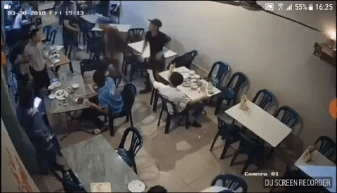 Clip: Hỗn chiến tại qu&aacute;n nhậu như phim h&agrave;nh động chỉ v&igrave; cho rằng c&oacute; người nh&igrave;n đểu m&igrave;nh - Ảnh 2.