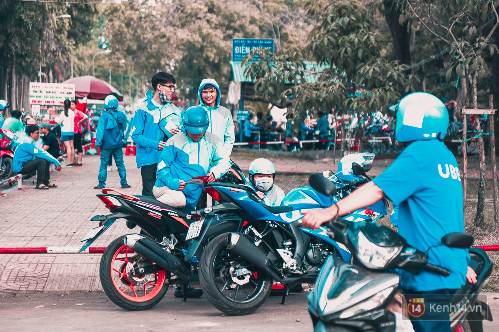 Hàng trăm tài xế tập trung ký tên lưu niệm và diễu hành khắp đường phố Sài Gòn trong ngày chia tay Uber - Ảnh 6. Hàng trăm tài xế tập trung ký tên lưu niệm và diễu hành khắp đường phố Sài Gòn trong ngày chia tay Uber - Ảnh 6.