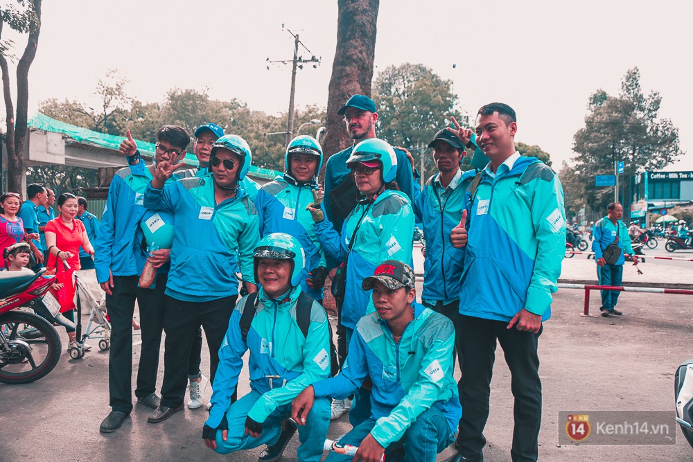 Hàng trăm tài xế tập trung ký tên lưu niệm và diễu hành khắp đường phố Sài Gòn trong ngày chia tay Uber - Ảnh 5. Hàng trăm tài xế tập trung ký tên lưu niệm và diễu hành khắp đường phố Sài Gòn trong ngày chia tay Uber - Ảnh 5.