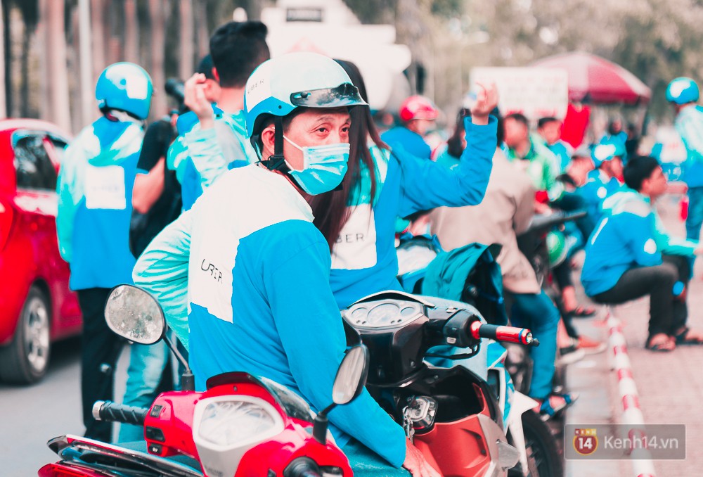 Hàng trăm tài xế tập trung ký tên lưu niệm và diễu hành khắp đường phố Sài Gòn trong ngày chia tay Uber - Ảnh 4. Hàng trăm tài xế tập trung ký tên lưu niệm và diễu hành khắp đường phố Sài Gòn trong ngày chia tay Uber - Ảnh 4.