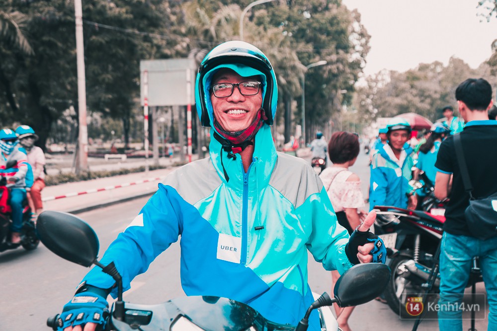 Hàng trăm tài xế tập trung ký tên lưu niệm và diễu hành khắp đường phố Sài Gòn trong ngày chia tay Uber - Ảnh 3. Hàng trăm tài xế tập trung ký tên lưu niệm và diễu hành khắp đường phố Sài Gòn trong ngày chia tay Uber - Ảnh 3.