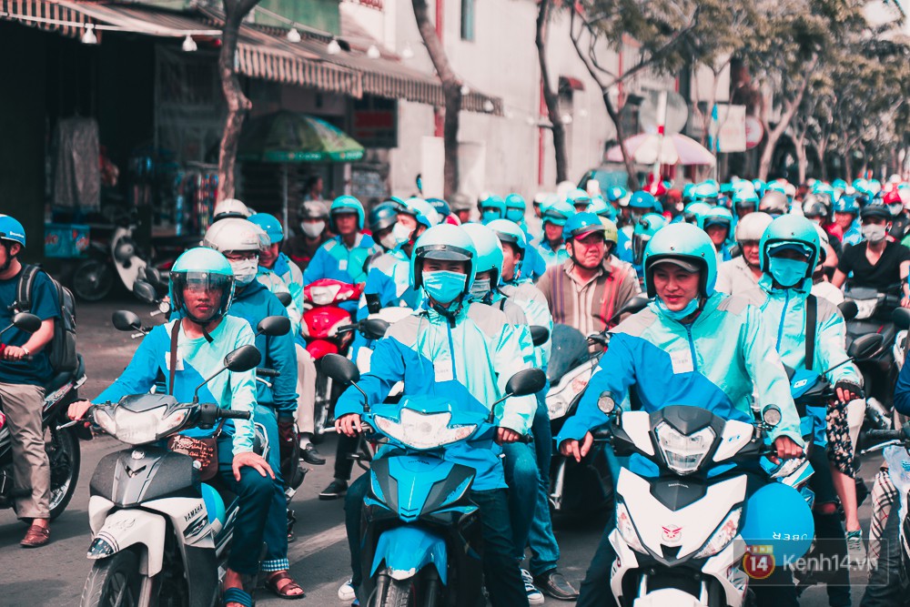 Hàng trăm tài xế tập trung ký tên lưu niệm và diễu hành khắp đường phố Sài Gòn trong ngày chia tay Uber - Ảnh 12. Hàng trăm tài xế tập trung ký tên lưu niệm và diễu hành khắp đường phố Sài Gòn trong ngày chia tay Uber - Ảnh 12.