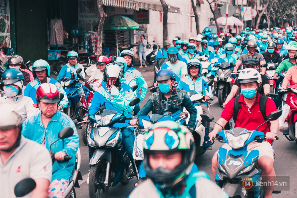 Hàng trăm tài xế tập trung ký tên lưu niệm và diễu hành khắp đường phố Sài Gòn trong ngày chia tay Uber - Ảnh 10. Hàng trăm tài xế tập trung ký tên lưu niệm và diễu hành khắp đường phố Sài Gòn trong ngày chia tay Uber - Ảnh 10.