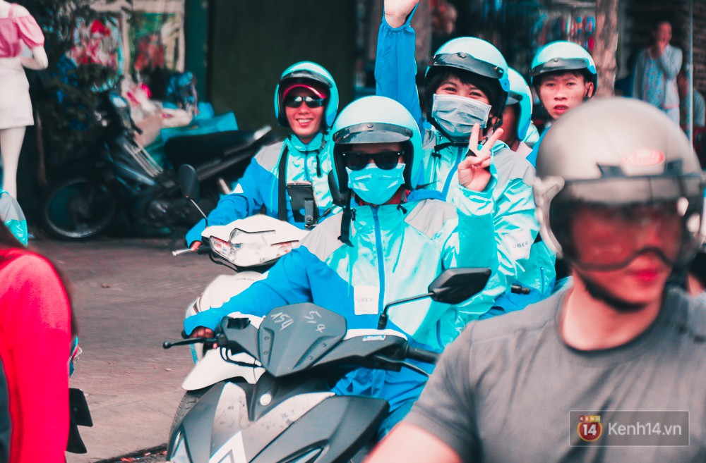 Hàng trăm tài xế tập trung ký tên lưu niệm và diễu hành khắp đường phố Sài Gòn trong ngày chia tay Uber - Ảnh 13. Hàng trăm tài xế tập trung ký tên lưu niệm và diễu hành khắp đường phố Sài Gòn trong ngày chia tay Uber - Ảnh 13.
