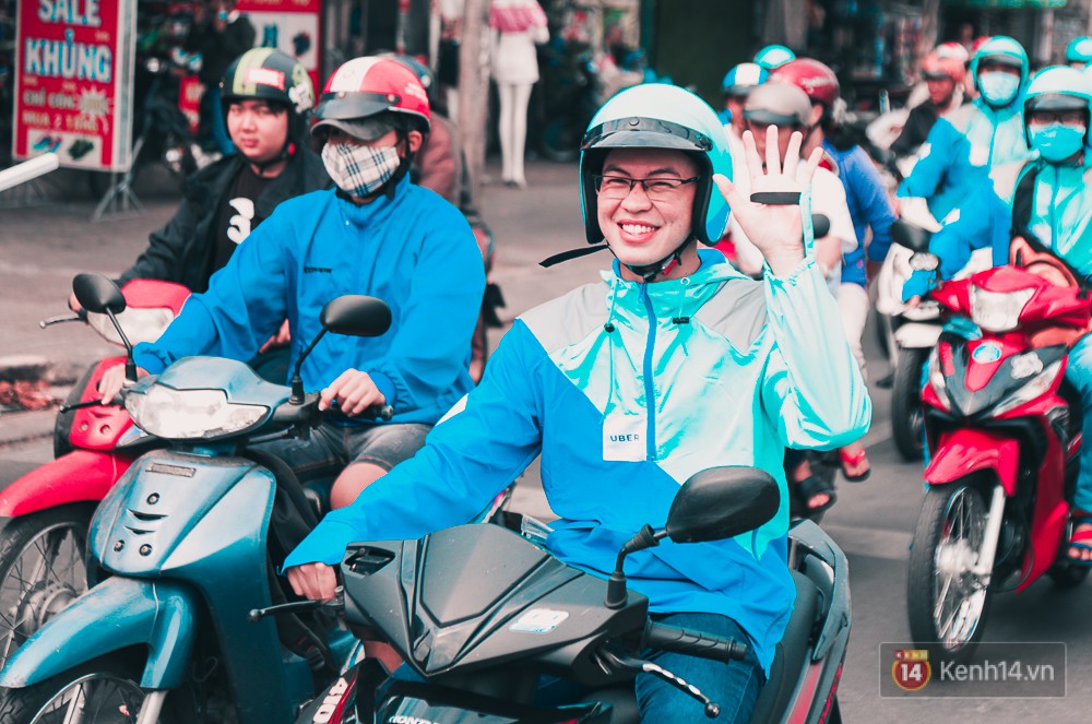 Hàng trăm tài xế tập trung ký tên lưu niệm và diễu hành khắp đường phố Sài Gòn trong ngày chia tay Uber - Ảnh 11. Hàng trăm tài xế tập trung ký tên lưu niệm và diễu hành khắp đường phố Sài Gòn trong ngày chia tay Uber - Ảnh 11.