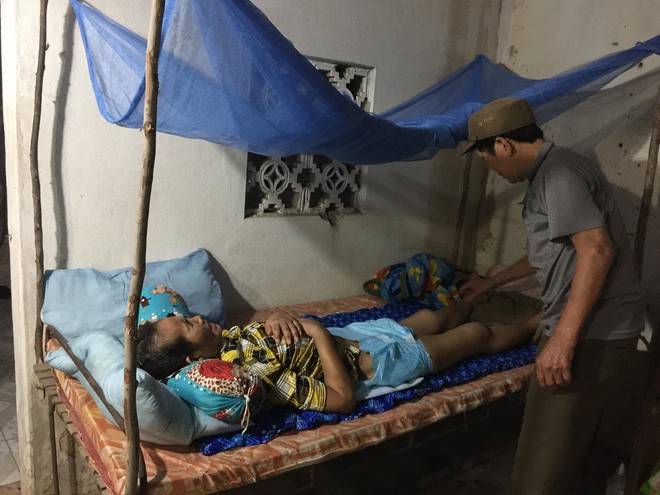 Mẹ mất, hai đứa trẻ c&ocirc;i c&uacute;t lo sợ phải nghỉ học v&igrave; một m&igrave;nh bố &ldquo;g&aacute;nh&rdquo; &ocirc;ng b&agrave; bệnh tật, kiếm từng bữa cơm nu&ocirc;i cả gia đ&igrave;nh - Ảnh 2.