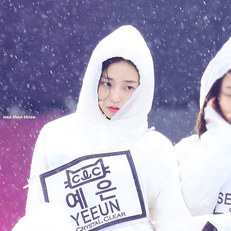 Xuất hiện thêm một nữ thần Kpop: Diễn tập thì cute, lên sân khấu lại thần thái phát ngất - Ảnh 13.