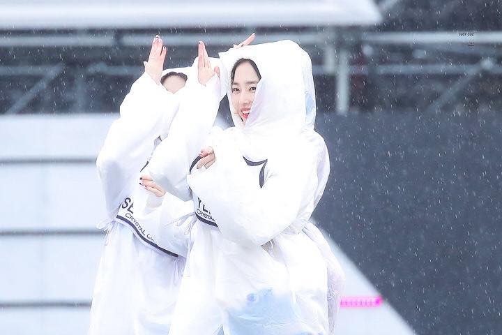 Xuất hiện thêm một nữ thần Kpop: Diễn tập thì cute, lên sân khấu lại thần thái phát ngất - Ảnh 16.