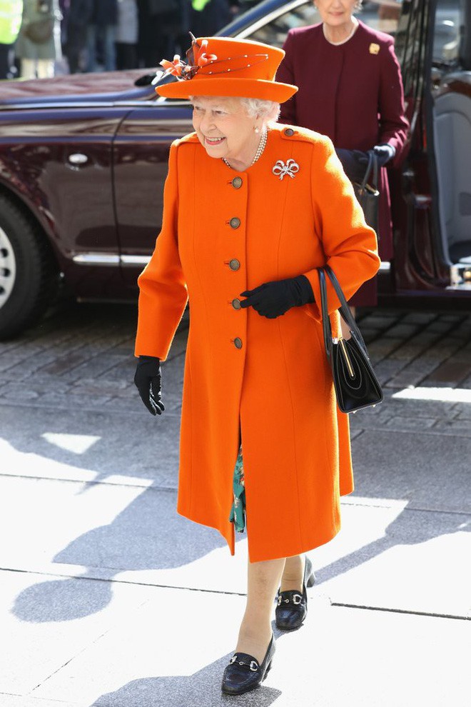 Diện đồ m&agrave;u sắc l&agrave; thế nhưng Nữ ho&agrave;ng Anh Elizabeth II chỉ trung th&agrave;nh với đ&ocirc;i gi&agrave;y da đen đơn giản - Ảnh 5.