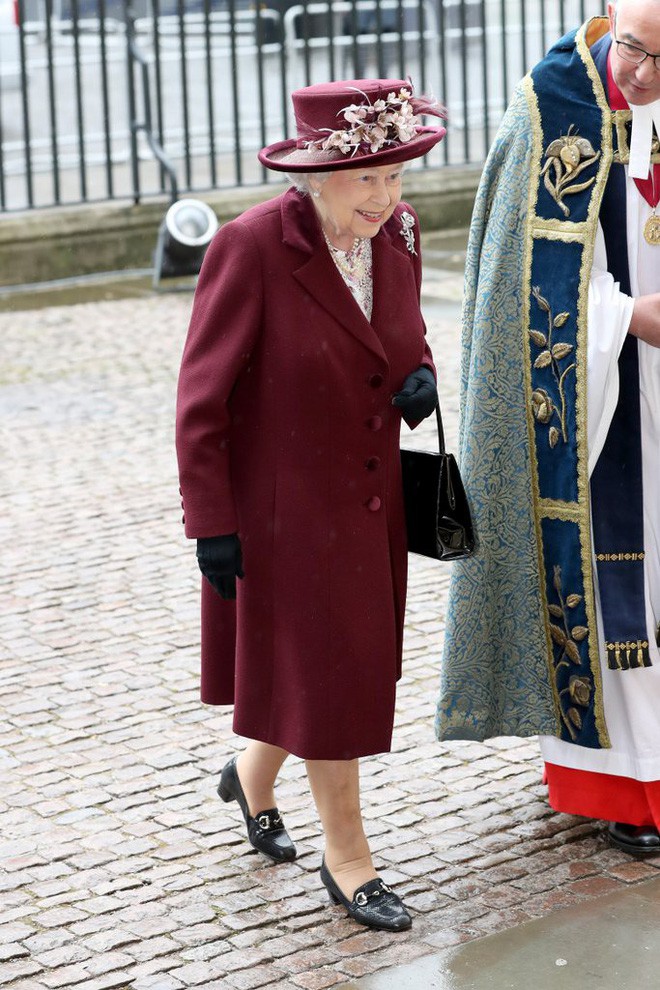 Diện đồ m&agrave;u sắc l&agrave; thế nhưng Nữ ho&agrave;ng Anh Elizabeth II chỉ trung th&agrave;nh với đ&ocirc;i gi&agrave;y da đen đơn giản - Ảnh 6.