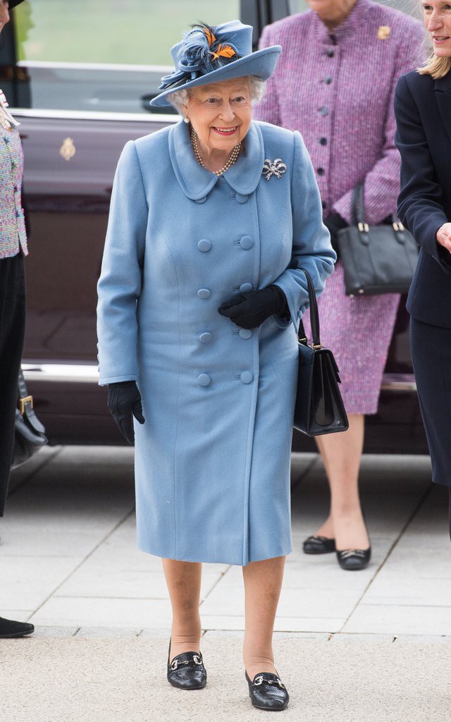 Diện đồ màu sắc là thế nhưng Nữ hoàng Anh Elizabeth II chỉ trung thành với đôi giày da đen đơn giản - Ảnh 9.