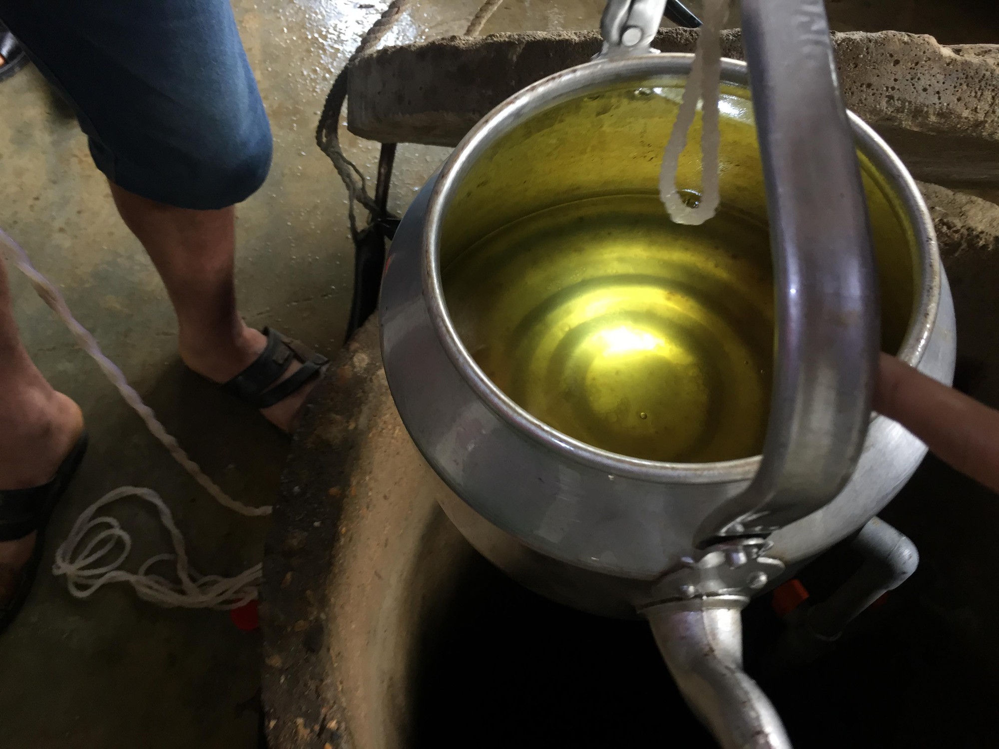 Hà Tĩnh: Kỳ lạ giếng nước biến thành giếng dầu, , người dân đổ xô đến xin về dùng - Ảnh 2. Hà Tĩnh: Kỳ lạ giếng nước biến thành giếng dầu, , người dân đổ xô đến xin về dùng - Ảnh 2.