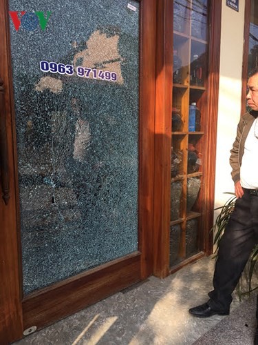 Nhiều cửa k&iacute;nh &ocirc; t&ocirc; v&agrave; nh&agrave; ri&ecirc;ng tại Sa Pa bị kẻ lạ đập vỡ - Ảnh 2.