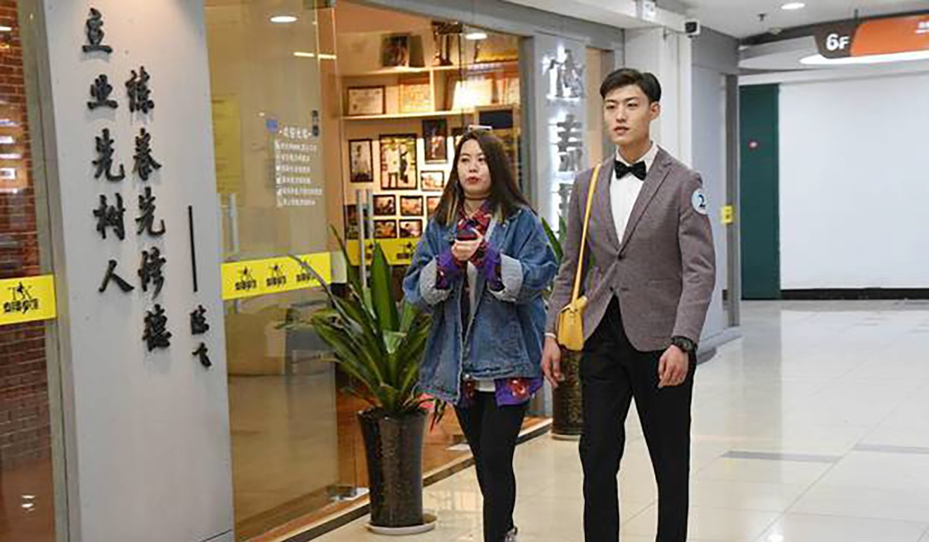 Hàn Quốc cho thuê oppa, Trung Quốc cũng có dịch vụ thuê soái ca đi siêu thị, xách túi chụp hình cùng các chị em - Ảnh 2. Hàn Quốc cho thuê oppa, Trung Quốc cũng có dịch vụ thuê soái ca đi siêu thị, xách túi chụp hình cùng các chị em - Ảnh 2.