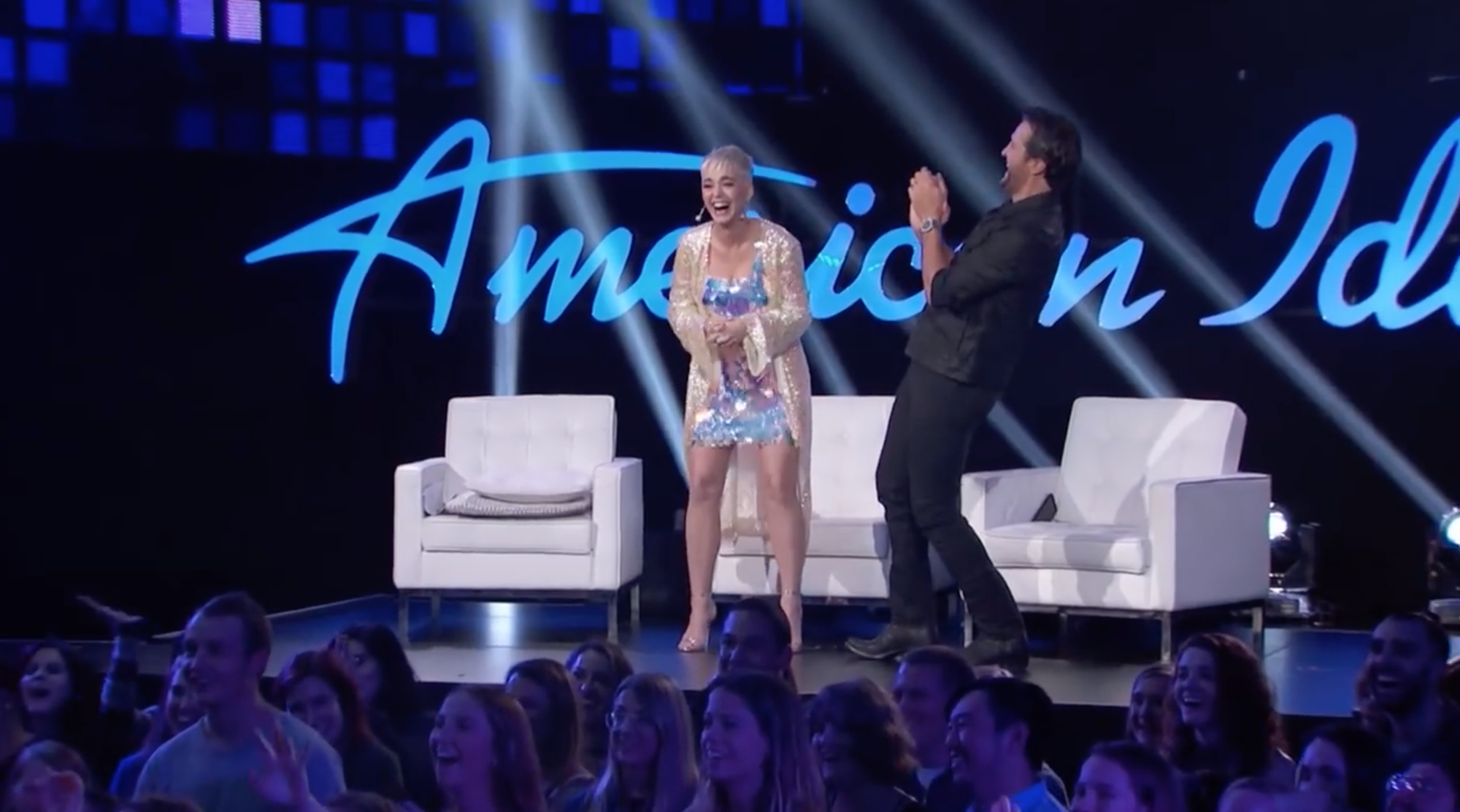 Cả gan hát hit Hello trước mặt Lionel Richie, thí sinh American Idol vã mồ hôi như tắm - Ảnh 7. Cả gan hát hit Hello trước mặt Lionel Richie, thí sinh American Idol vã mồ hôi như tắm - Ảnh 7.
