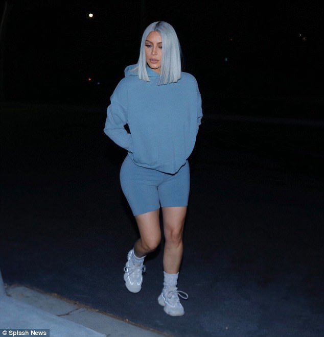 Khoe tóc xanh chất là thế, nhưng vòng 3 quá to của Kim Kardashian mới là điều gây chú ý nhiều hơn - Ảnh 4.