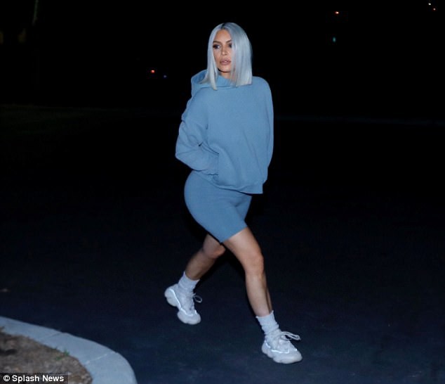 Khoe tóc xanh chất là thế, nhưng vòng 3 quá to của Kim Kardashian mới là điều gây chú ý nhiều hơn - Ảnh 1.