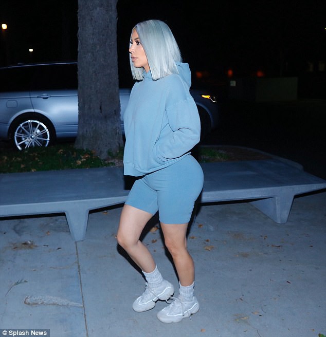 Khoe tóc xanh chất là thế, nhưng vòng 3 quá to của Kim Kardashian mới là điều gây chú ý nhiều hơn - Ảnh 2.