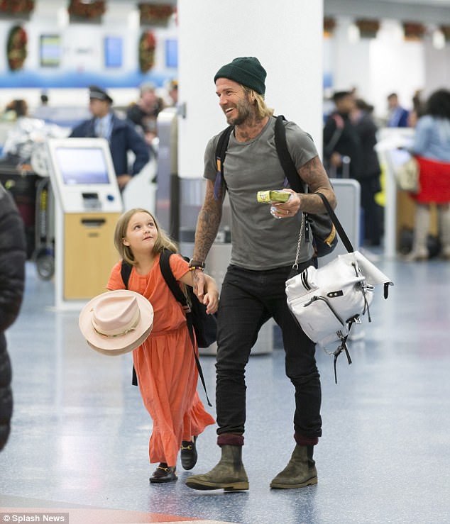 Thương bố thật nhiều, bé Harper chẳng thể rời mắt khỏi David Beckham tại sân bay - Ảnh 4.