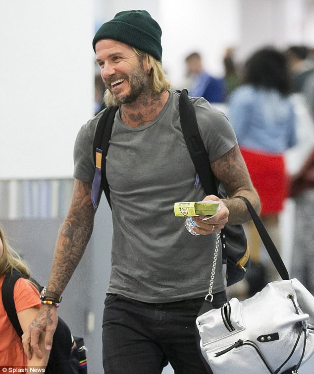 Thương bố thật nhiều, bé Harper chẳng thể rời mắt khỏi David Beckham tại sân bay - Ảnh 9.