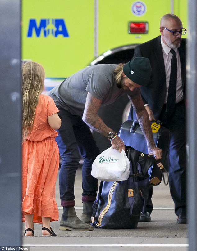 Thương bố thật nhiều, bé Harper chẳng thể rời mắt khỏi David Beckham tại sân bay - Ảnh 5.