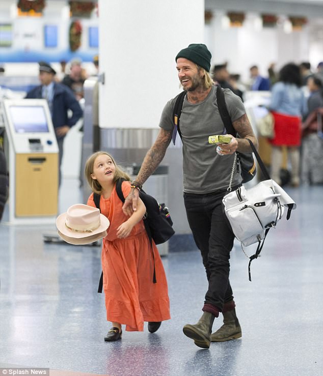 Thương bố thật nhiều, bé Harper chẳng thể rời mắt khỏi David Beckham tại sân bay - Ảnh 2.