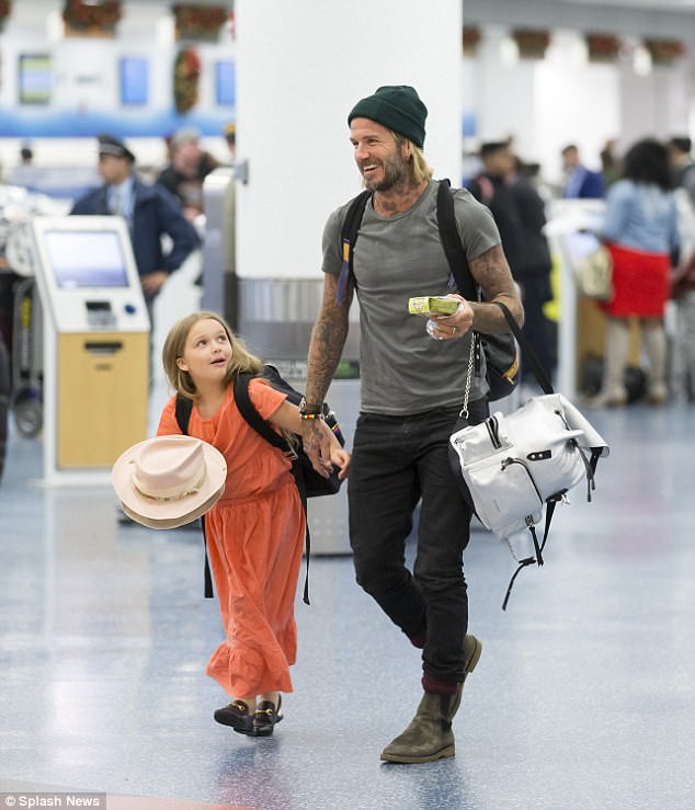 Thương bố thật nhiều, bé Harper chẳng thể rời mắt khỏi David Beckham tại sân bay - Ảnh 3.