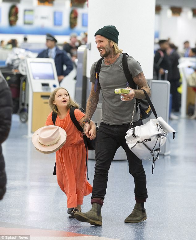 Thương bố thật nhiều, bé Harper chẳng thể rời mắt khỏi David Beckham tại sân bay - Ảnh 1.