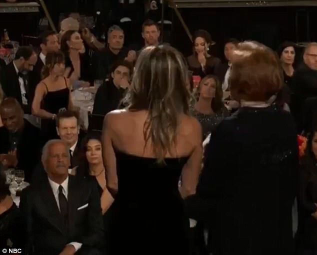 Khoảnh khắc thú vị: Angelina phản ứng khi vợ cũ Brad Pitt xuất hiện, sao 50 Sắc Thái tò mò liếc sang theo dõi - Ảnh 2.
