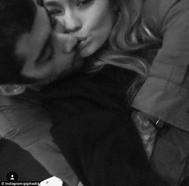 Yêu Gigi Hadid say đắm, Zayn thể hiện tình cảm một cách táo bạo khiến fan lo lắng - Ảnh 4.