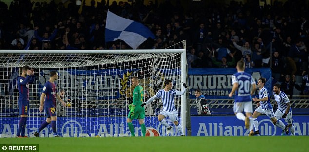 Messi lập tuyệt phẩm sút phạt, Barca nới cách biệt với Real lên... 19 điểm - Ảnh 7.