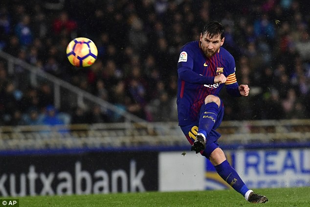 Messi lập tuyệt phẩm sút phạt, Barca nới cách biệt với Real lên... 19 điểm - Ảnh 3.