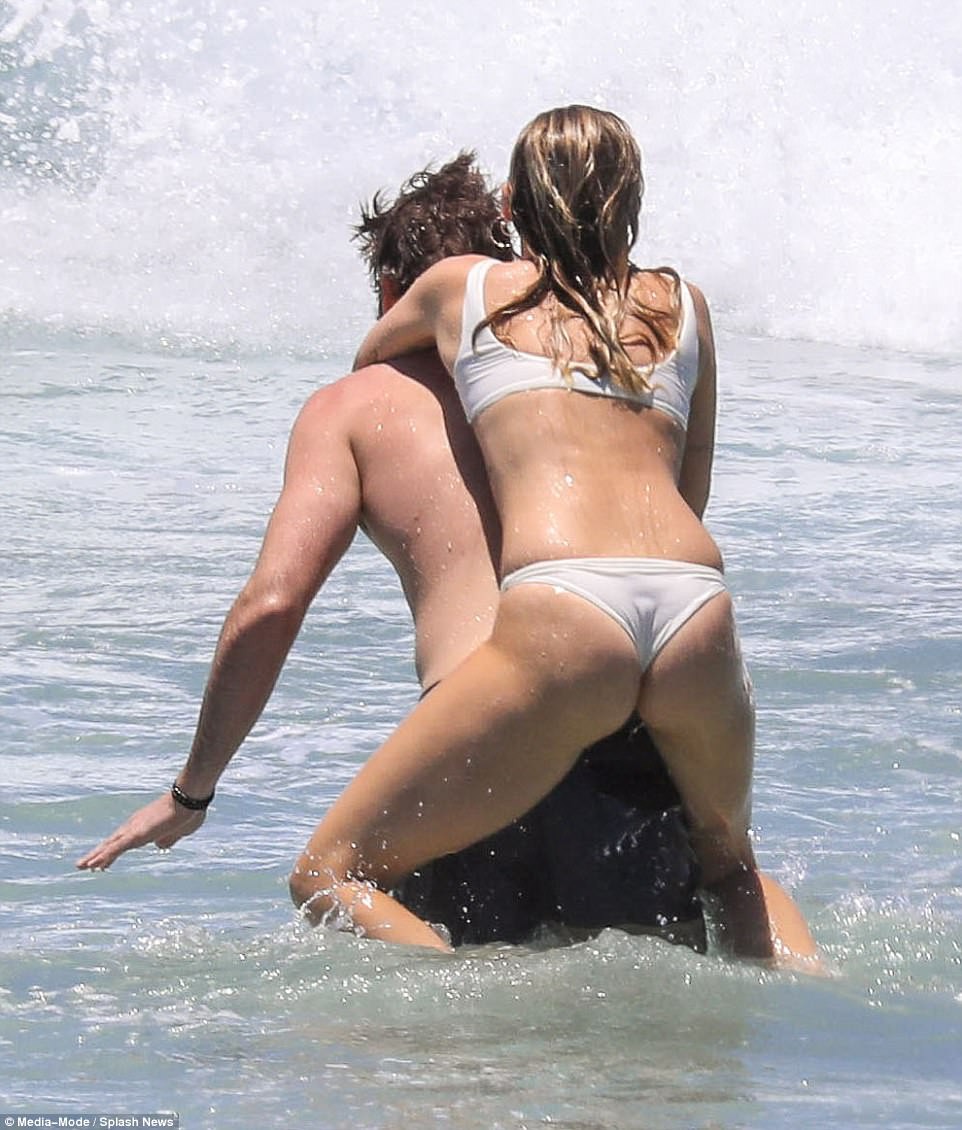 Miley Cyrus và Liam Hemsworth rủ nhau khoe body, nô đùa cực hạnh phúc trên bãi biển - Ảnh 2.