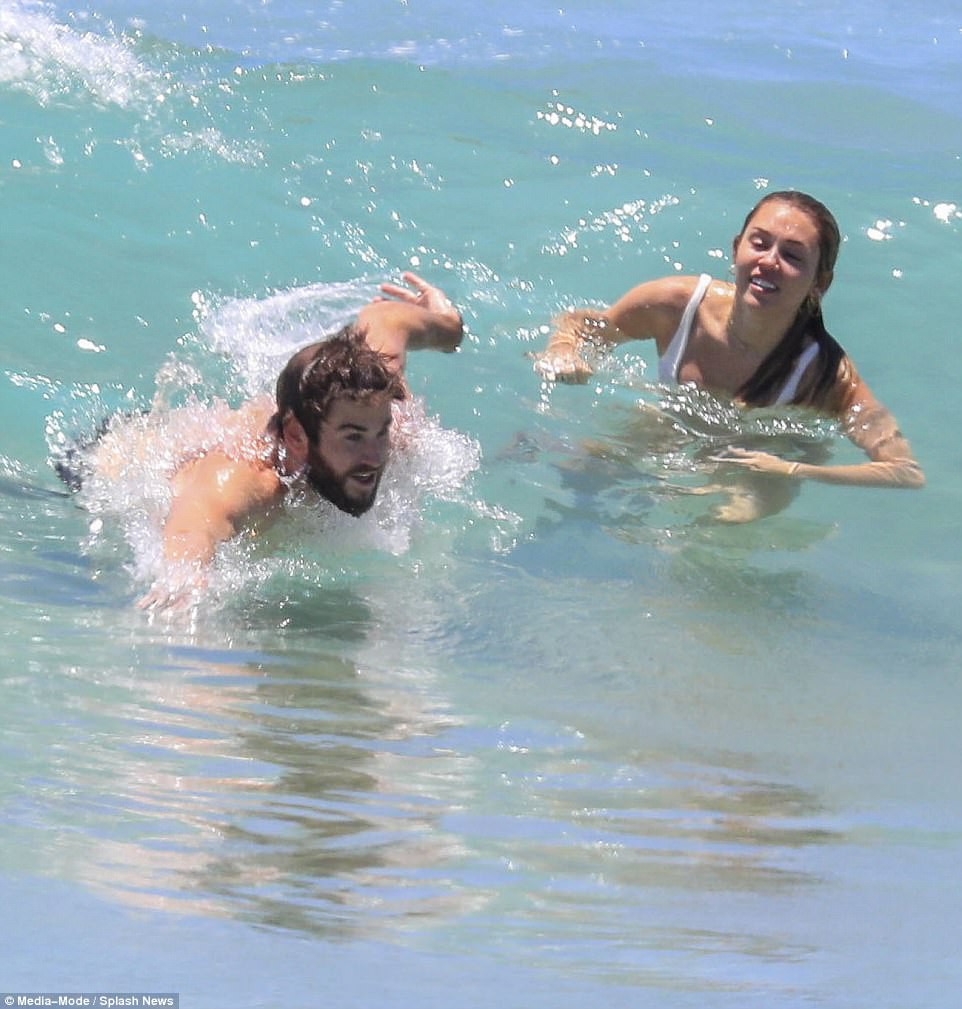 Miley Cyrus và Liam Hemsworth rủ nhau khoe body, nô đùa cực hạnh phúc trên bãi biển - Ảnh 10. Miley Cyrus và Liam Hemsworth rủ nhau khoe body, nô đùa cực hạnh phúc trên bãi biển - Ảnh 10.