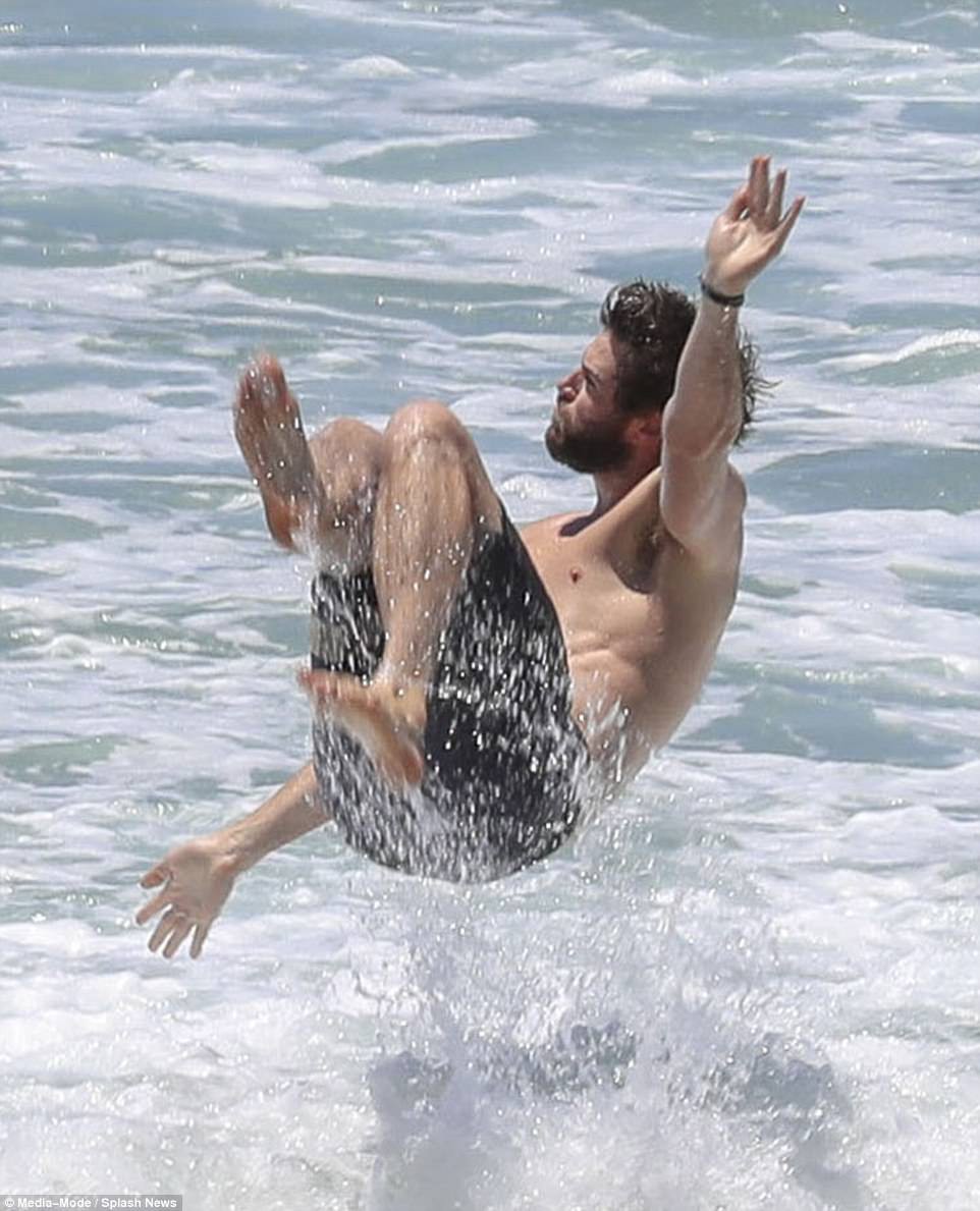 Miley Cyrus và Liam Hemsworth rủ nhau khoe body, nô đùa cực hạnh phúc trên bãi biển - Ảnh 5.