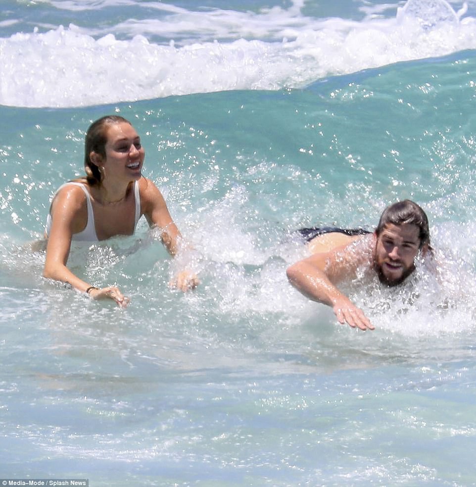 Miley Cyrus và Liam Hemsworth rủ nhau khoe body, nô đùa cực hạnh phúc trên bãi biển - Ảnh 11. Miley Cyrus và Liam Hemsworth rủ nhau khoe body, nô đùa cực hạnh phúc trên bãi biển - Ảnh 11.