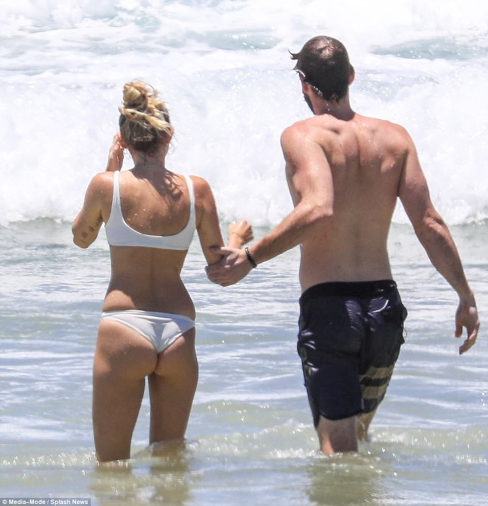 Miley Cyrus và Liam Hemsworth rủ nhau khoe body, nô đùa cực hạnh phúc trên bãi biển - Ảnh 9.