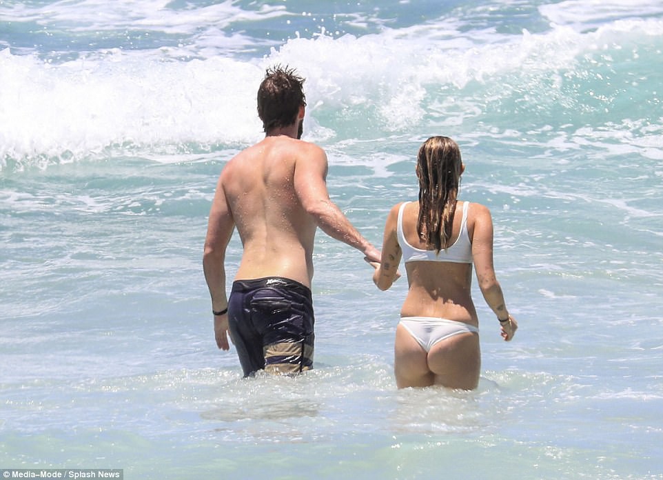 Miley Cyrus và Liam Hemsworth rủ nhau khoe body, nô đùa cực hạnh phúc trên bãi biển - Ảnh 12.